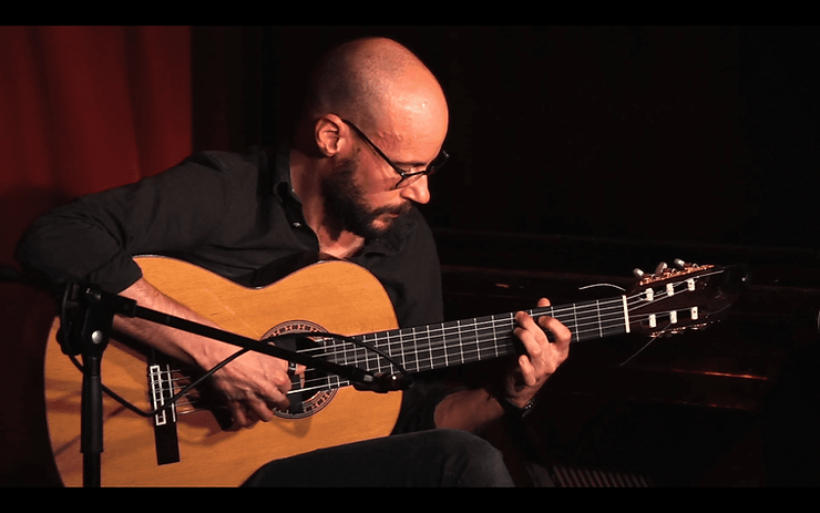 Vincent Roy performing live on his guitar