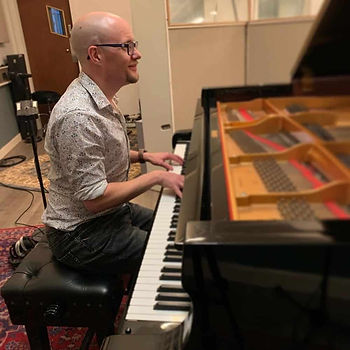 "The Tree & The Moon" is the highly anticipated new Neo-Classical album from Christof R. Davis, telling tales set in an English woodland near his home. Featuring guest artists such as Mikey Davis on saxophone, Jono Wright on guitar, ALX, and a Rome-based string quartet, the album promises a rich, immersive experience.