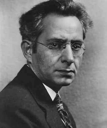 The composition of the music featured on this album is a journey through time and emotion. Although composed in the 20th century, it possesses a timeless quality that transcends eras. It is a rich tapestry woven from influences spanning from medieval plainchants to classical compositions and late romantic expressions. Performing these pieces is no trivial task; it demands an intimate knowledge of music history and a profound grasp of technical intricacies. Smigelski and Hourez have risen to the challenge with resounding success, breathing new life into Lazar Weiner's masterpieces and preserving their historical and emotional resonance.