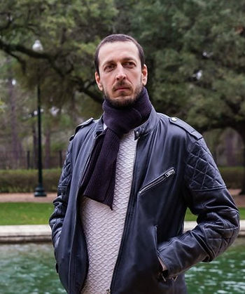 Few voices possess the commanding depth and timbre that Mikhail Smigelski brings to the fore. As the bass-baritone singer on this remarkable album, Smigelski casts a vocal spell that transports listeners to the grandeur of a medieval hall with stone walls, where the echoes of ages past mingle with the haunting melodies of Yiddish art songs. His voice, dark and deep like a fine red wine, exudes an irresistible allure that captivates from the very first note.