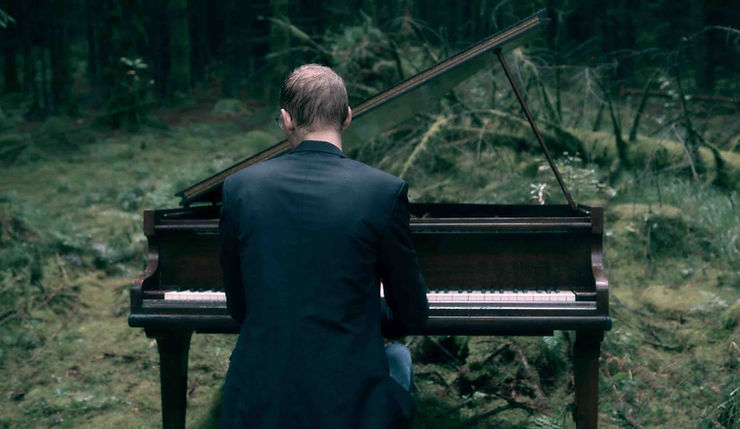 As Wolff himself suggests, Inner Compass is not meant to please critics or algorithms, it’s a deeply human attempt to translate lived emotion into sound. The emotional message of music always surpasses its literal one. Knowing the stories behind these compositions can enrich our listening, but the true meaning emerges from our personal resonance with them.



The feeling I experience while walking in a forest may be the same one you find sitting by a fireplace. Describing my walk might not convey that emotion, but music can. In Inner Compass, Andreas Wolff doesn’t describe emotions, he lets us feel them. His stories remind us of our own inner compass, and points not toward perfection, but toward sincerity.