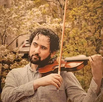 Ur egen fatabur stands as a testament to Jon-Olov Woxlin’s dual mastery as both composer and performer—a musical journey that bridges centuries and traditions. With a unique voice that honors the past while shaping something entirely his own, Woxlin reimagines Swedish folk music through the lens of Baroque sophistication, yet never loses the earthy soul of the fiddle. Whether playfully nodding to pop culture or crafting intricate harmonic landscapes, he invites the listener into a world where tradition and innovation coexist, where every note feels both familiar and refreshingly new. This album is a vibrant conversation between genres, eras, and emotions.