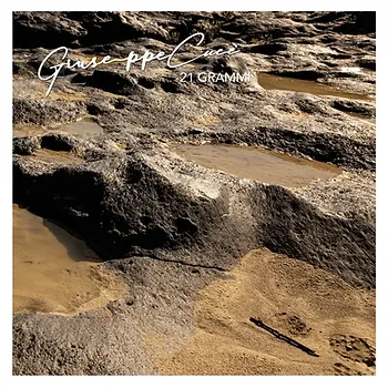 Giuseppe Cucé’s 21 Grammi is a warm-blooded, southern European tapestry woven from soul, cantautorato, and lightly brushed shades of Latin music. The album feels acoustic, alive, and deeply human. Every instrument breathes. Every phrase carries emotional intention. And throughout its eleven tracks, Cucé’s voice is never an ornament or an authority, but a vital thread: integrated, embraced, and perfectly fused with the ensemble around him.