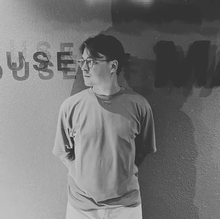 Gravity is a declaration of identity. ØRBITA has managed to weave narrative, form, and production into a cohesive artistic statement. The album feels like a long walk through a retro-futuristic cityscape: neon lights glowing through fog, emotions rising in quiet waves, memories surfacing like constellations.