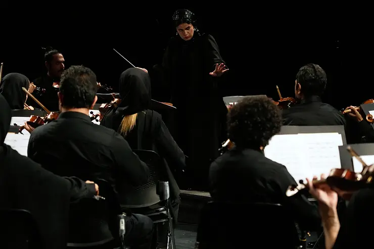 In a landmark moment for Iran’s classical music scene, Paniz Faryousefi made history by becoming the first woman ever to conduct the Tehran Symphony Orchestra. The breakthrough performance took place over two nights at Tehran’s prestigious Vahdat Hall, under the concert series titled “Simorgh’s Abode.”